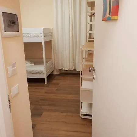 Glam G H O S T E L 4*