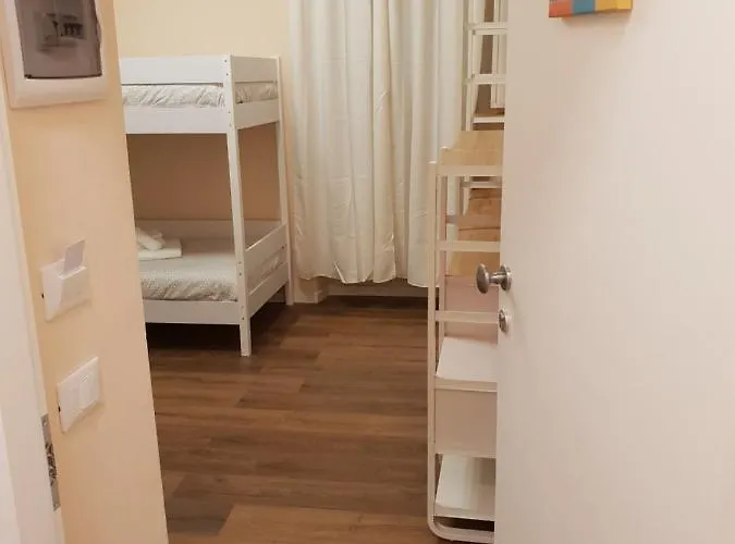 Glam G H O S T E L 4*