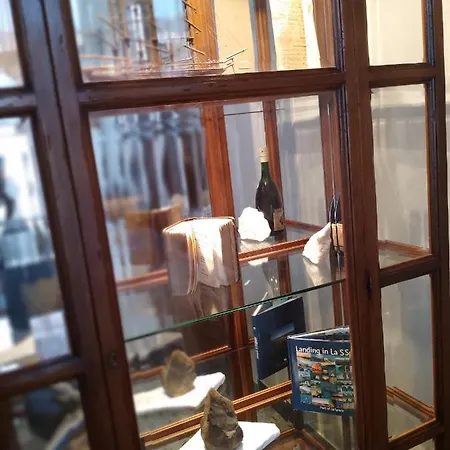 Glam G H O S T E L 4*