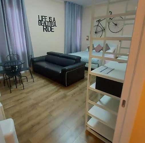Glam G H O S T E L Vendégház 4*
