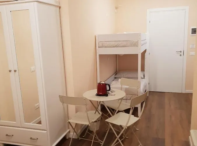 Glam G H O S T E L Λα Σπέτσια