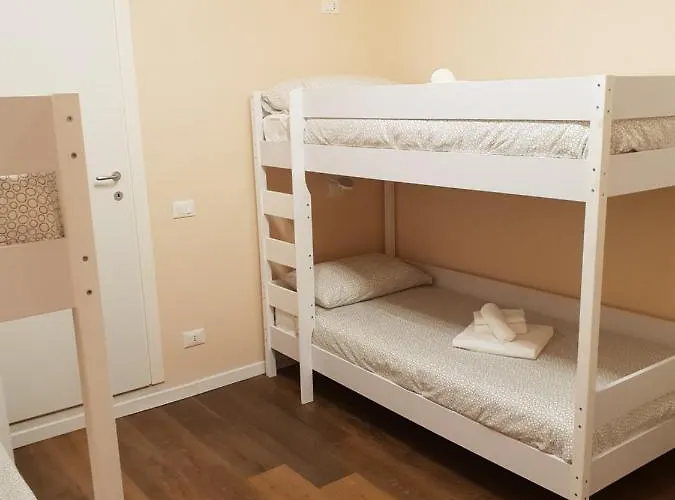 Glam G H O S T E L 4*