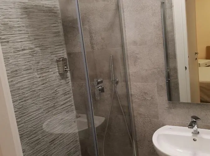 Glam G H O S T E L 4*