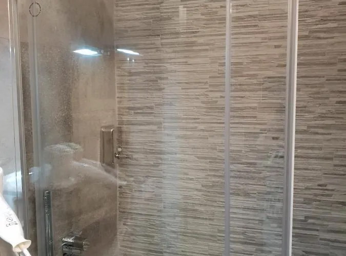 Glam G H O S T E L 4*